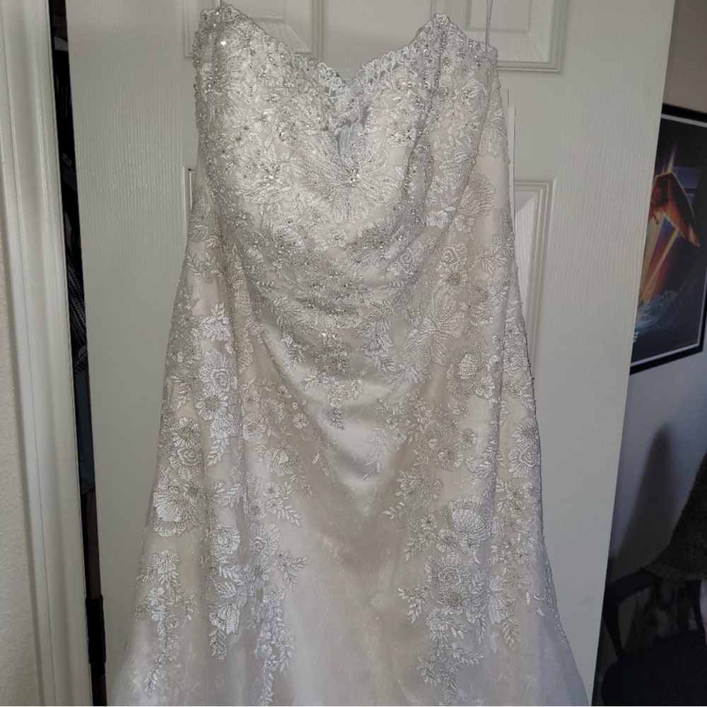 Elegant Beaded Lace Wedding Dress